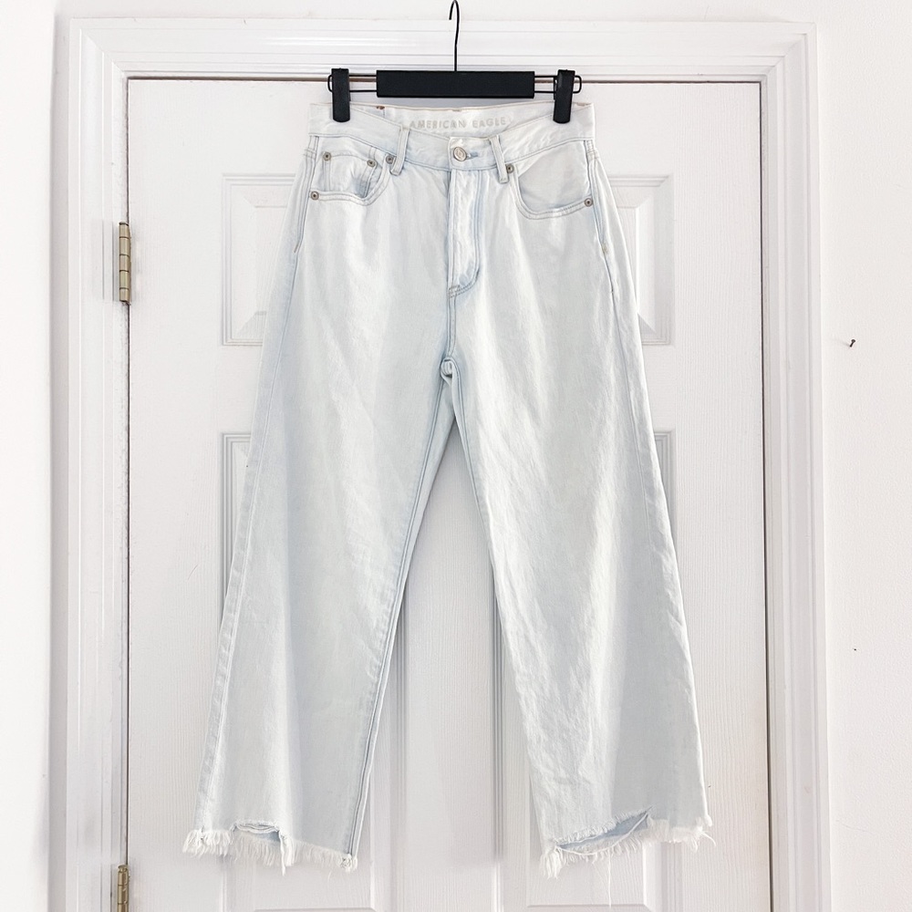 American Eagle Light Wash Denim Straight Leg Capris